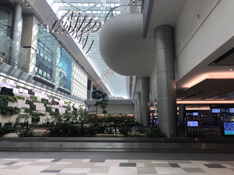 The skylight roof and Garden effect are in Terminal 4 as they are in Terminal 3, but at the baggage carousel, where the user's focus is looking down at the carousel not up into the sky. None of this is replicated in any other part of the airport, except maybe in the airside shopping area which i have not visited yet. Imagine if this skylight was right above the coffee shops or pedestrian malls, how lovely.