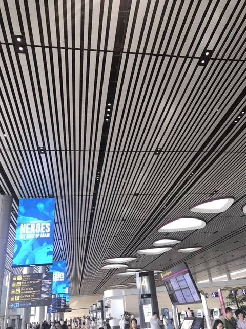 Singapore Changi Airport Terminal 4 is certainly not built to wow the non-traveling visitor. Ordinary and boring low ceiling in the departure concourse.